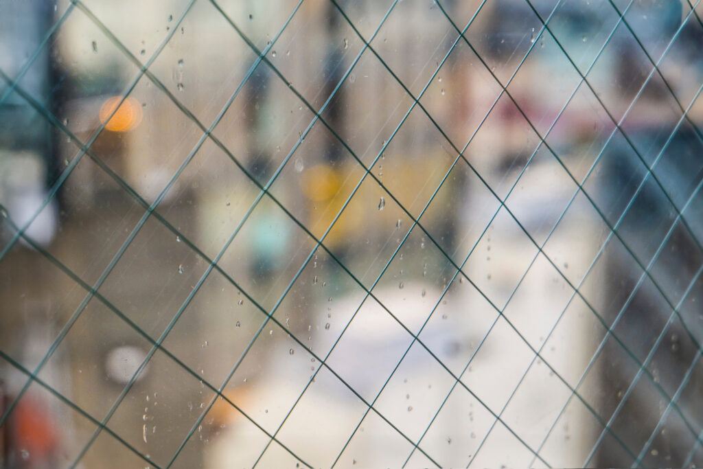 【外壁塗装】雨の日は工事できる？施工への影響と注意点を解説